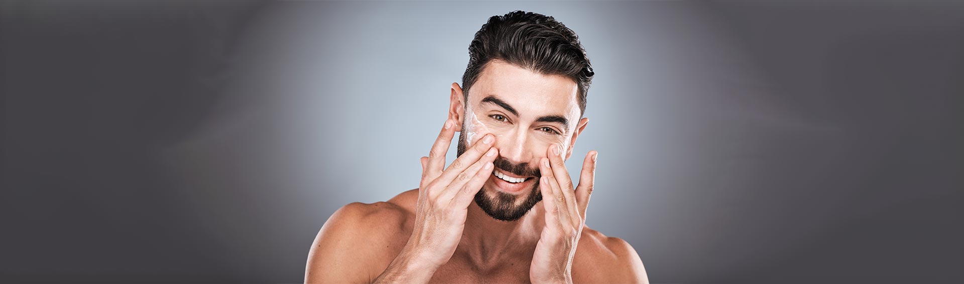 Man applying a Pevonia Moisturizer to his face.